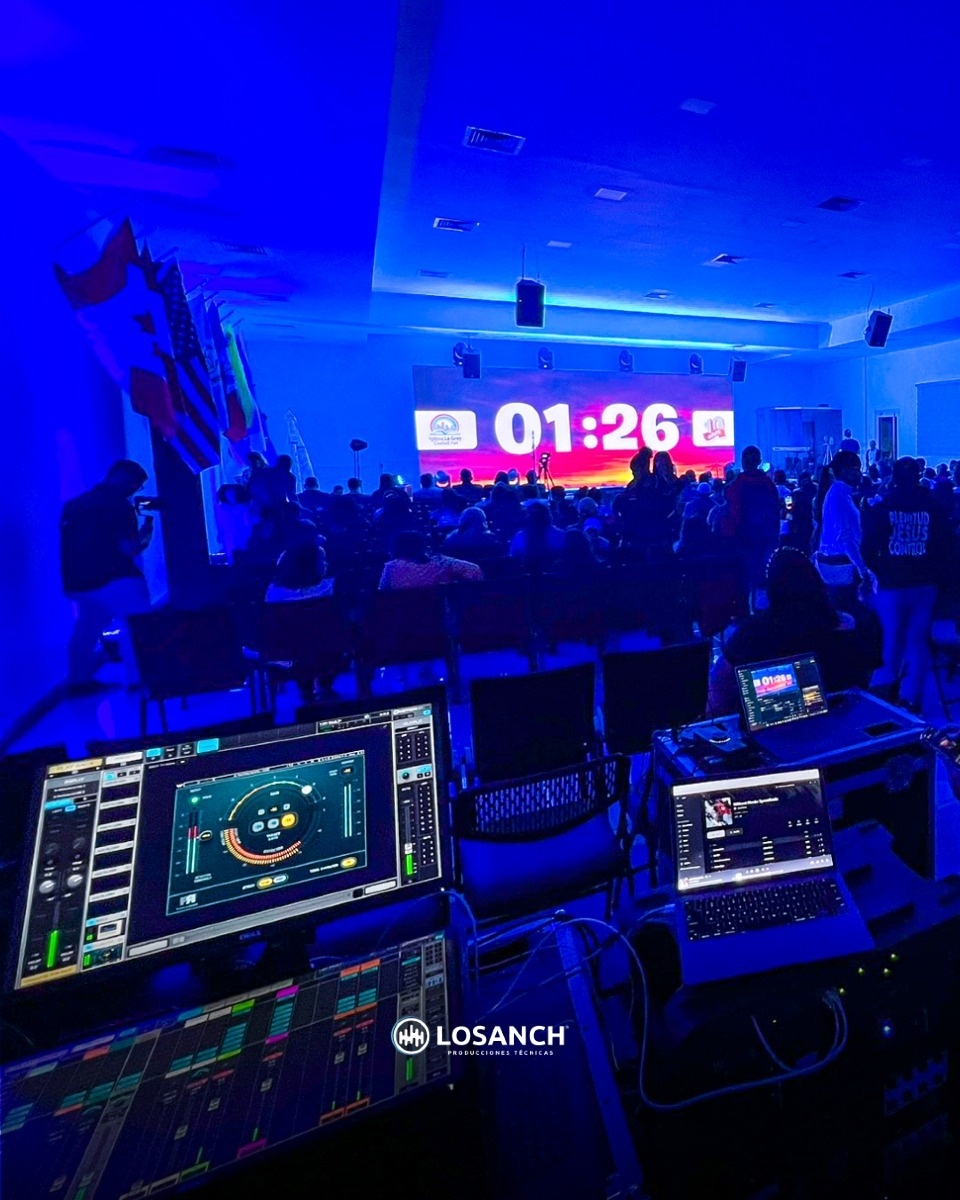 Control de audio y video en evento con iluminación azul
